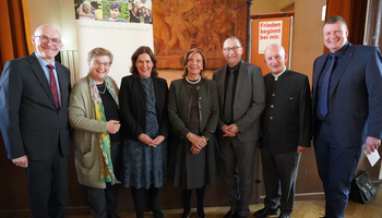 Gruppenbild mit Gästen und Teil des Caritas-Vorstands zum Jubiläum in München. | © Manuela Dillmeier/Caritas München-Freising